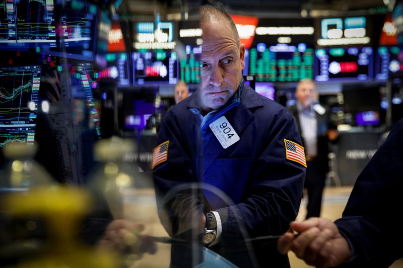 © Reuters. FILE PHOTO: Traders work on the floor of the New York Stock Exchange (NYSE) in New York City, U.S., November 29, 2021.  REUTERS/Brendan McDermid