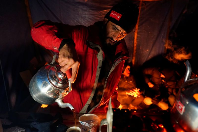 &copy; Reuters. El migrante kurdo iraquí Dawan Anwar Mahmud vende té en un campamento improvisado en Loon-Plage, cerca de Dunkerque, Francia. 27 de noviembre de 2021. REUTERS/Juan Medina      