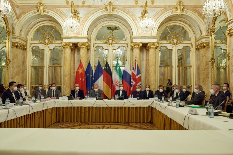 &copy; Reuters. إنريك مورا المبعوث الأوروبي لإيران وكبير المفاوضين النوويين الإيرانيين علي باقري كني في بدء المحادثات حول الاتفاق النووي في فيينا عاصمة ال