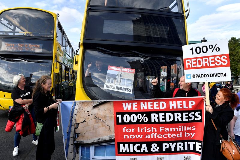 © Reuters. FILE PHOTO: Protesters demand redress for the usage of porous mica blocks in housing, in Dublin, Ireland, October 8, 2021. REUTERS/Clodagh Kilcoyne/File Photo
