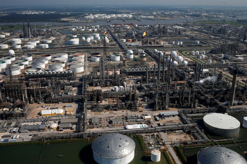 © Reuters. FILE PHOTO: An aerial view of the Shell Deer Park Manufacturing Complex is seen in Deer Park, Texas, U.S. August 31, 2017. REUTERS/Adrees Latif