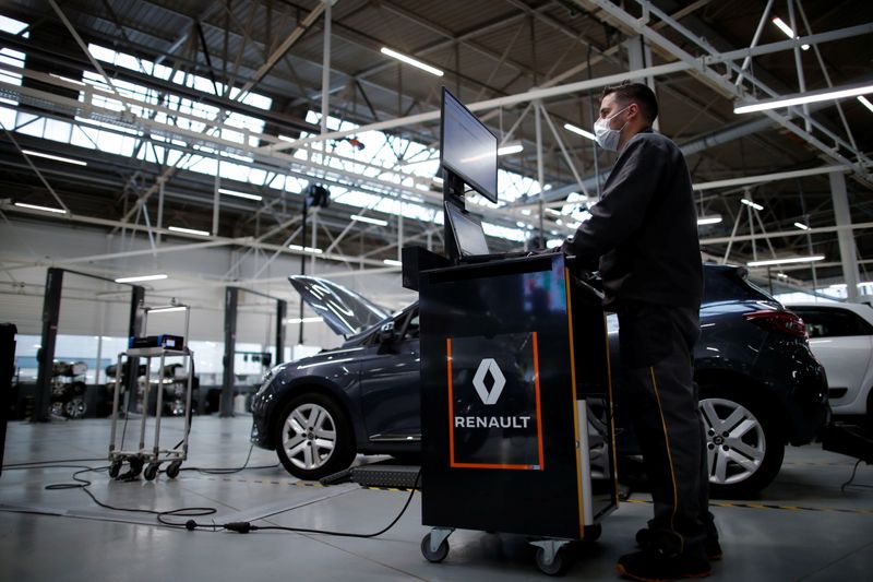 &copy; Reuters. Renault espère réaliser un milliard d'euros de chiffre d'affaires supplémentaire d'ici dix ans grâce aux nouvelles activités de recyclage appelées à remplacer l'assemblage de voitures neuves dans son usine de Flins (Yvelines), a dit mardi le direct
