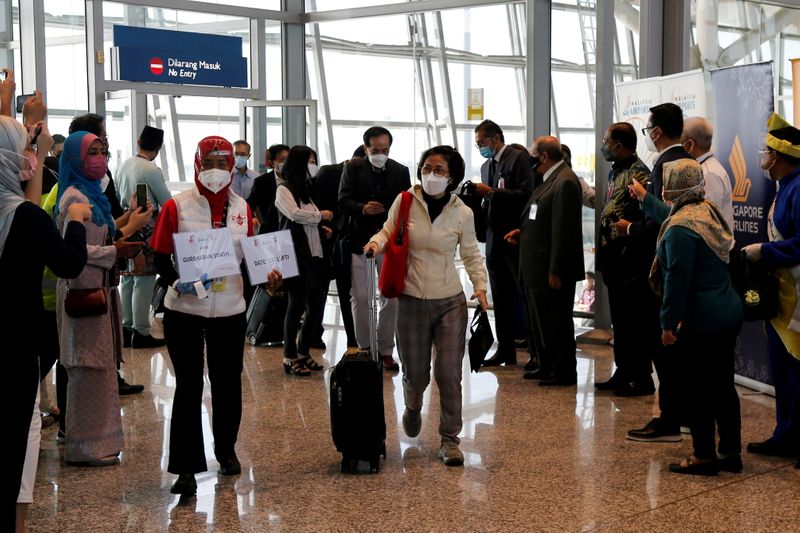 &copy; Reuters. مسافرون يصلون لمطار كوالامبور الدولي في سبانج بماليزيا يوم الاثنين. تصوير: لاي سينج سين - رويترز.