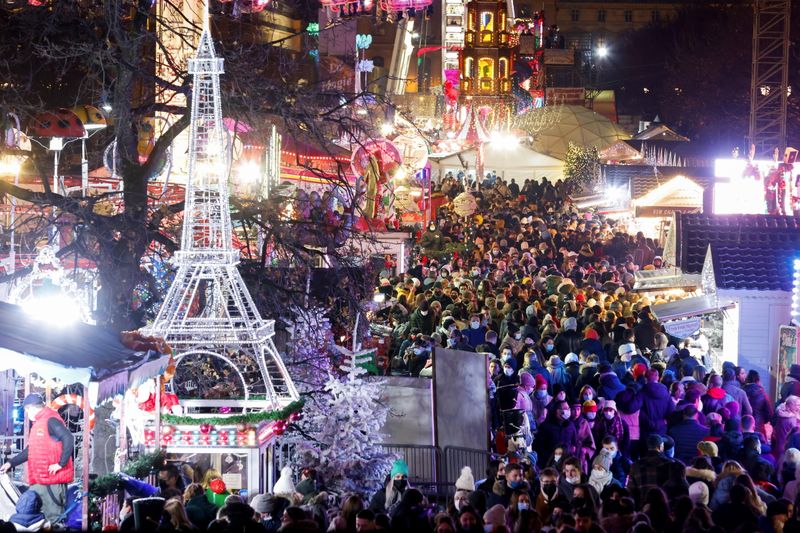 &copy; Reuters. Luzes de Natal em Paris
 27/11/2021   REUTERS/Gonzalo Fuentes
