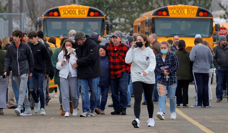 &copy; Reuters. Estudantes deixam Oxford High School após tiroteio
 30/11/2021  