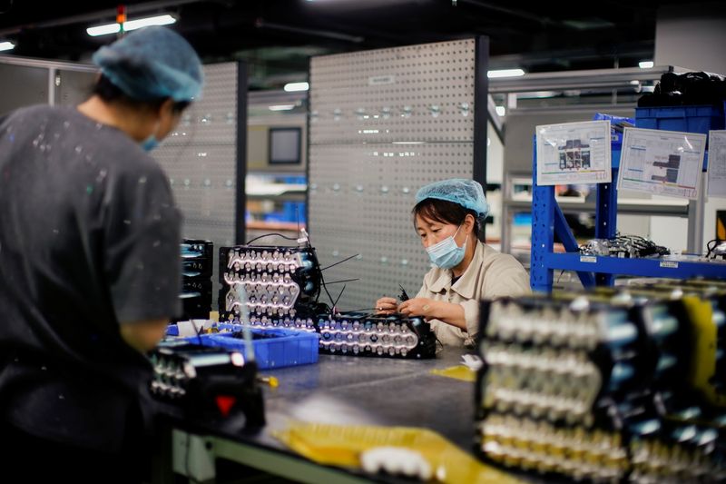 &copy; Reuters. L'activité manufacturière chinoise s'est contractée en novembre, alors qu'une demande faible, la baisse de l'emploi et la hausse des prix ont pesé sur les fabricants, selon une enquête privée publiée mercredi. /Photo d'archives/REUTERS/Aly Song