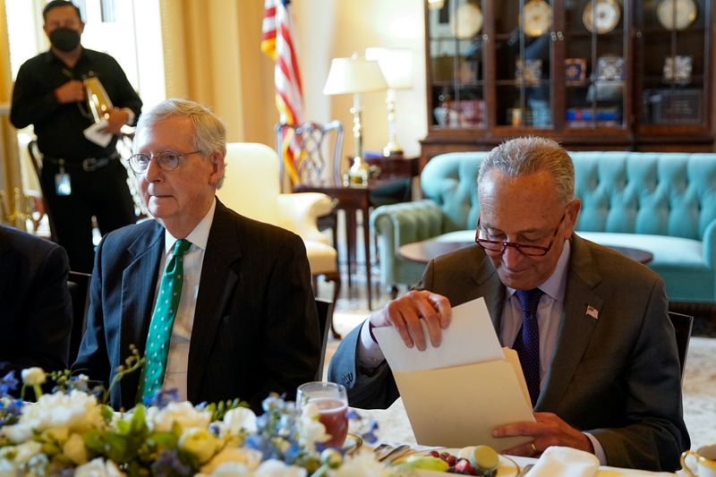 © Reuters. Senate Minority Leader Mitch McConnell (R-KY) and Senate Majority Leader Chuck Schumer (D-NY) attend a bipartisan meeting with Iraq’s Prime Minister Mustafa Al-Kadhimi at the U.S. Capitol in Washington, U.S., July 28, 2021. REUTERS/Elizabeth Frantz