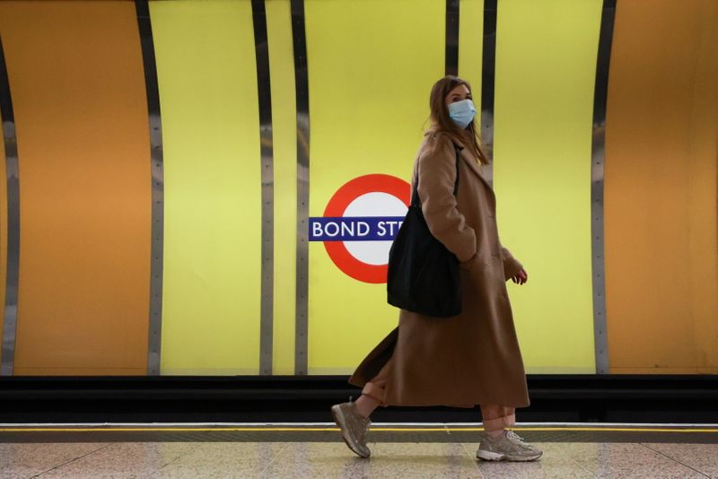 &copy; Reuters. A person wears a face mask at Bond Street underground station, as the spread of the coronavirus disease (COVID-19) continues in London, Britain, November 30, 2021. REUTERS/Hannah McKay