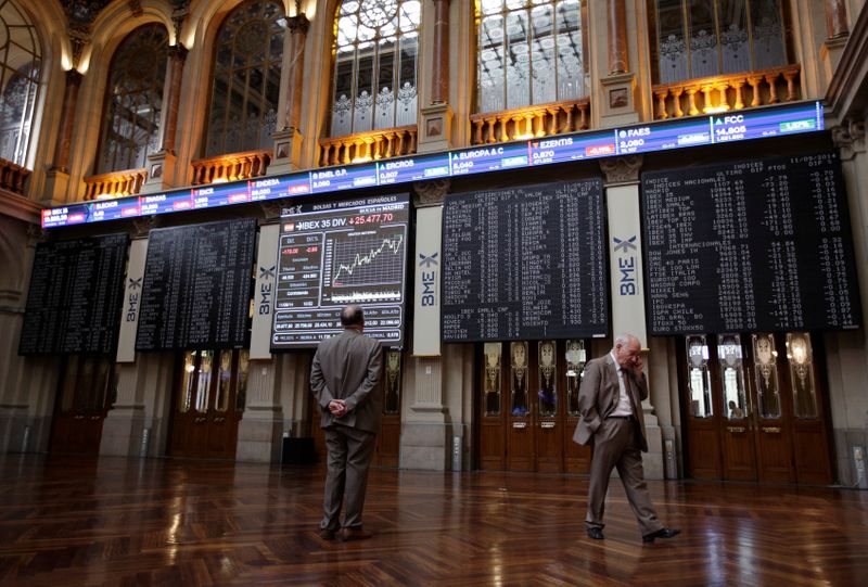 © Reuters. FOTO DE ARCHIVO: Paneles electrónicos con datos de cotización en el interior de la Bolsa de Madrid, España, el 11 de septiembre de 2014. REUTERS/Andrea Comas