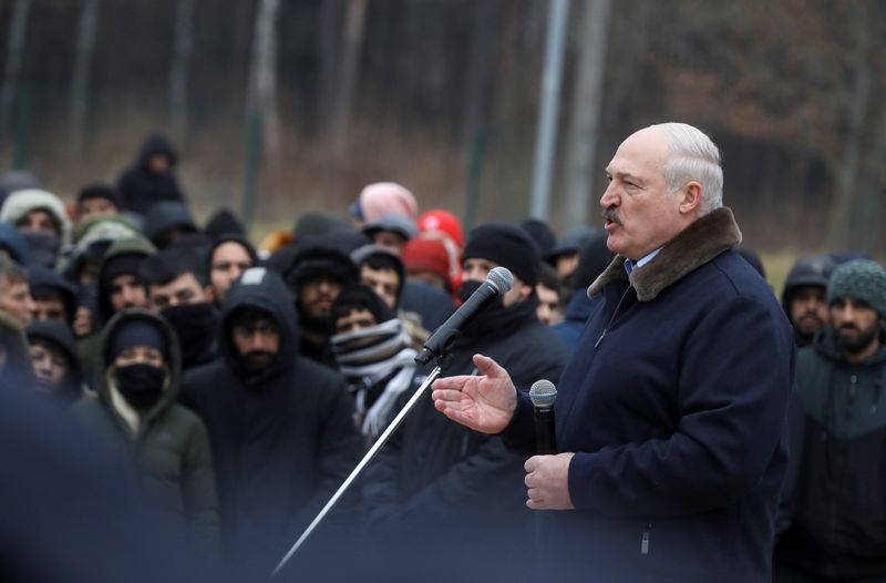 &copy; Reuters. FILE PHOTO: Belarusian President Alexander Lukashenko speaks to migrants as he visits the transport and logistics centre Bruzgi on the Belarusian-Polish border, in the Grodno region, Belarus November 26, 2021. REUTERS/Kacper Pempel