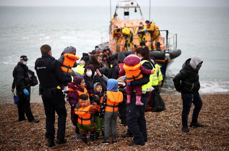 &copy; Reuters. مهاجرون لدى وصولهم إلى سواحل دانجنيس في بريطانيا بعد عبورهم القنال الإنجليزي يوم 24 نوفمبر تشرين الثاني 2021. تصوير: هنري نيكولز - رويترز.  
