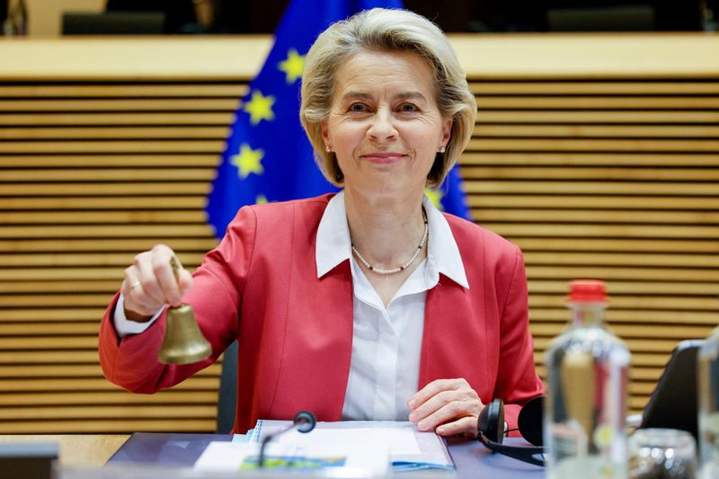 &copy; Reuters. FILE PHOTO: President of the European Commission Ursula von der Leyen rings the bell at the beginning of the College of Commissioners in Brussels, Wednesday, Dec 01, 2021.  Olivier Matthys/Pool via REUTERS