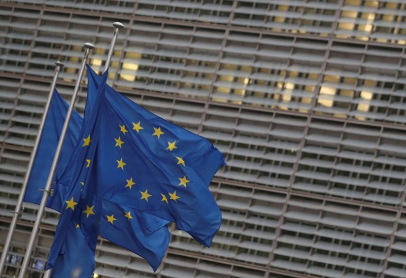 &copy; Reuters. FOTO DE ARCHIVO: Banderas de la Unión Europea frente a la sede de la Comisión Europea, en Bruselas, Bélgica, 24 de diciembre de 2020. REUTERS/Yves Herman/File Photo - RC2FML9Y7NH7