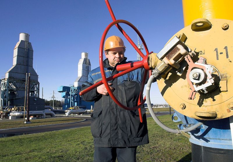 &copy; Reuters. FILE PHOTO: A worker turns a valve at a gas compressor station at the Yamal-Europe pipeline near Nesvizh, some 130 km (81 miles) southwest of Minsk December 29, 2006. REUTERS/Vasily Fedosenko/File Photo