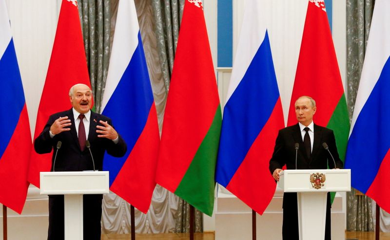 &copy; Reuters. FILE PHOTO: Russian President Vladimir Putin and his Belarusian counterpart Alexander Lukashenko attend a news conference following their talks at the Kremlin in Moscow, Russia September 9, 2021. REUTERS/Shamil Zhumatov/File Photo