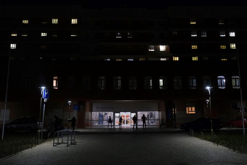 &copy; Reuters. FILE PHOTO: View of Garcia da Orta Hospital where a doctor was diagnosed with the Omicron variant of the coronavirus in Almada, Portugal, November 30, 2021. REUTERS/Pedro Nunes
