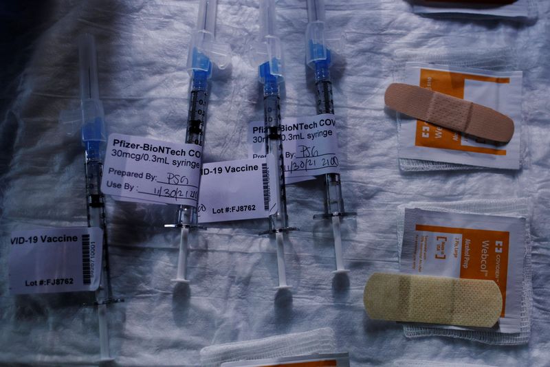 &copy; Reuters. FILE PHOTO: Syringes with a dose of the coronavirus disease (COVID-19) vaccine are ready for injections at a vaccine clinic at La Colaborativa in Chelsea, Massachusetts, U.S., November 30, 2021.   REUTERS/Brian Snyder