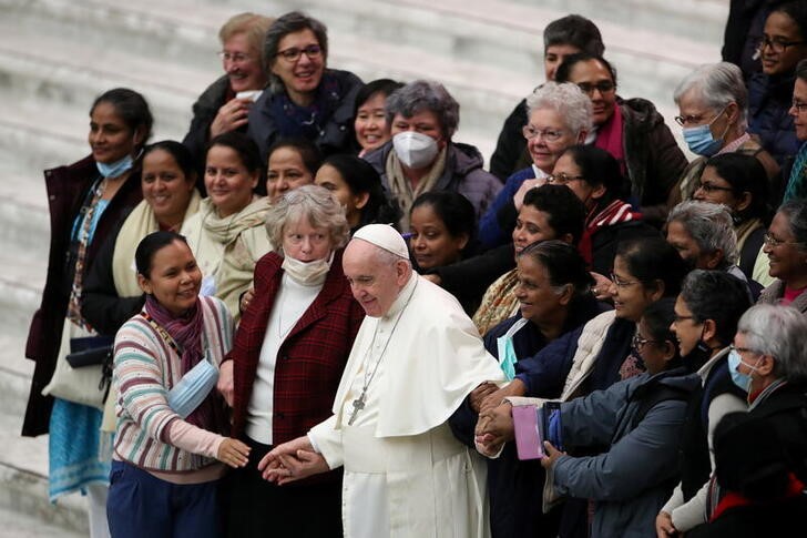 &copy; Reuters. Papa Francisco entre fiéis após audiência semanal no Vaticano
01/12/2021 REUTERS/Yara Nardi