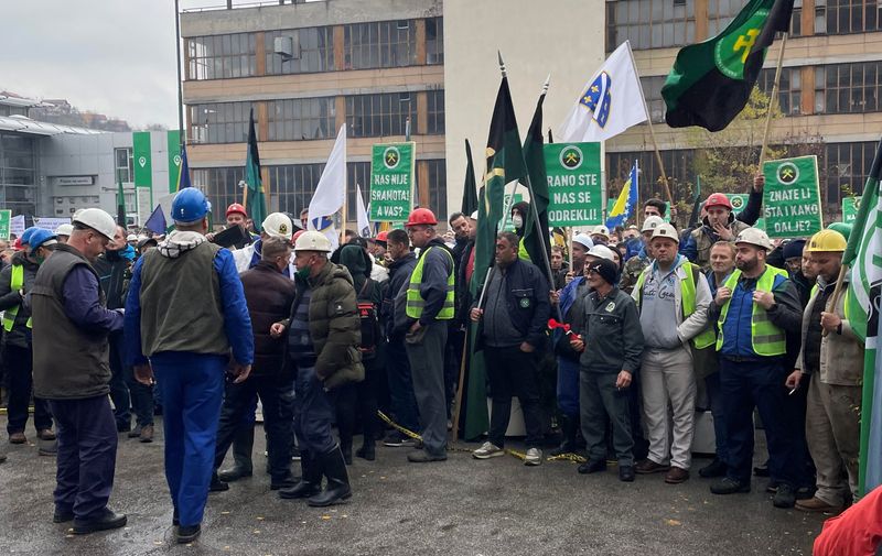 © Reuters. FILE PHOTO: Coal miners protest in Sarajevo, Bosnia and Herzegovina November 23, 2021. REUTERS/Daria Sito-Sucic
