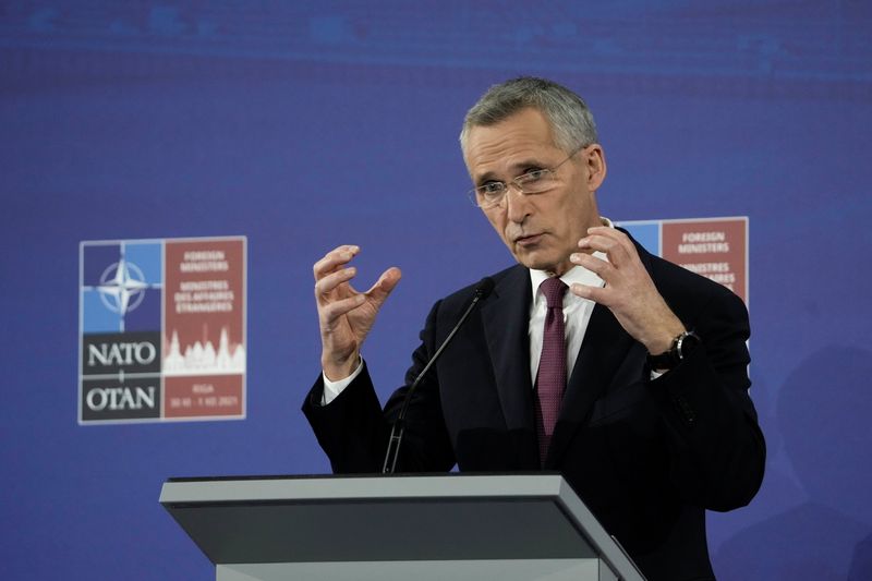 © Reuters. NATO Secretary General Jens Stoltenberg gestures as he speaks during the NATO Foreign Ministers summit in Riga, Latvia December 1, 2021. REUTERS/Ints Kalnins