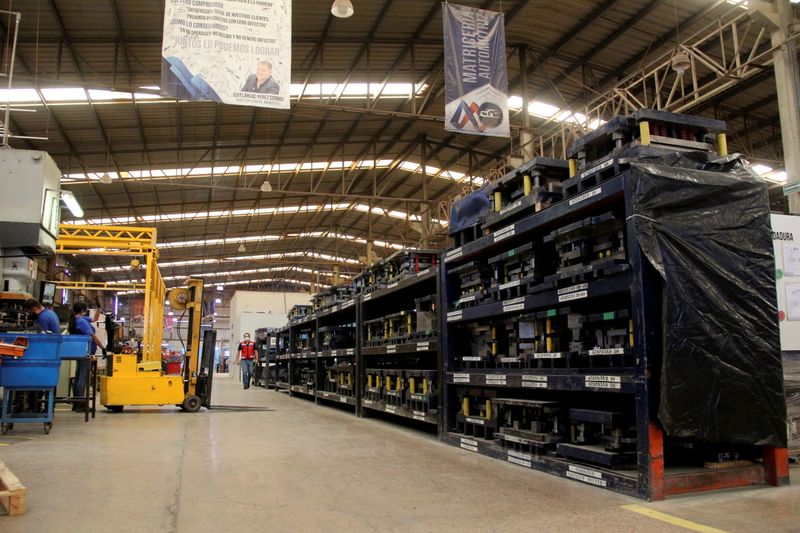 © Reuters. FILE PHOTO: Workers are seen at the facilities of Maindsteel, a manufacturer for the automotive industry, in Aguascalientes, Mexico November 9, 2021. Picture taken November 9, 2021. REUTERS/Hugo Gomez