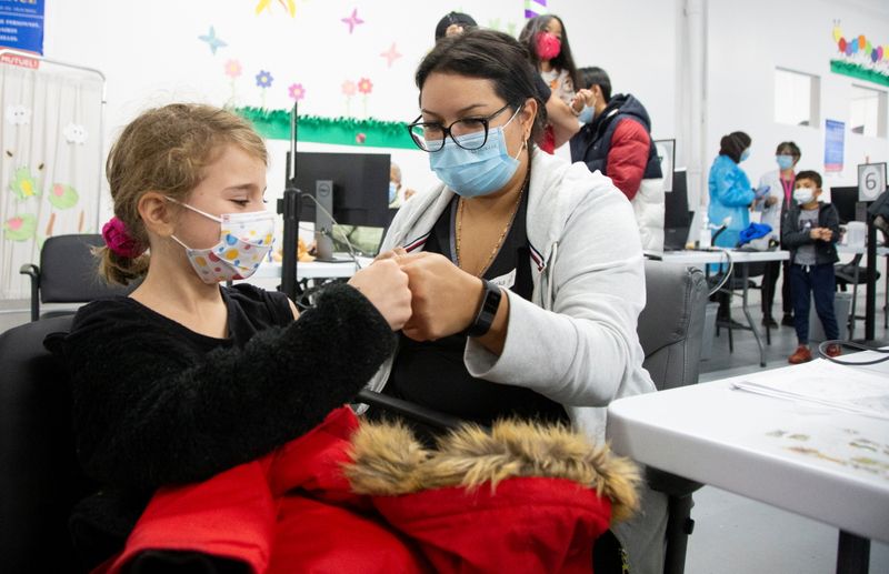 © Reuters. Criança recebe vacina contra Covid-19 em Montreal, no Canadá
26/11/2021 REUTERS/Christinne Muschi
