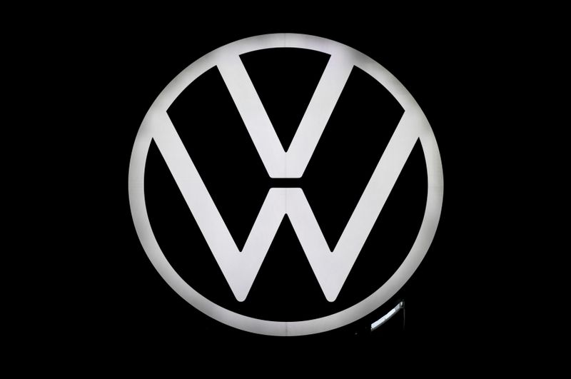 &copy; Reuters. Imagen de archivo del nuevo logo de la automotriz alemana Volkswagen es presentado en la sede de VW en Wolfsburgo, Alemania. 9 de septiembre, 2019. REUTERS/Fabian Bimmer/Archivo