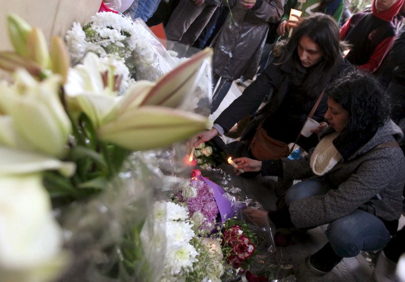 &copy; Reuters. نشطاء يحضرون مراسم لإحياء ذكرى مقتل الطالب الإيطالي جوليو ريجيني أمام السفارة الايطالية بالقاهرة. صورة من أرشيف رويترز.