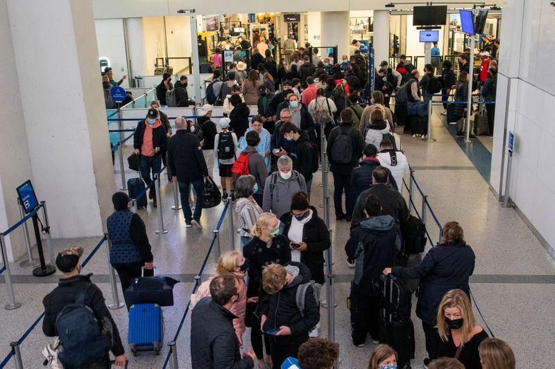 &copy; Reuters. FILE PHOTO: Passengers wait in line inside the terminal at Newark Liberty International Airport in Newark, New Jersey, U.S., November 24, 2021. REUTERS/Eduardo Munoz/File Photo
