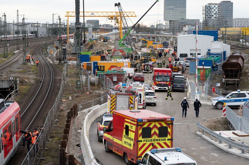 &copy; Reuters. La policía y los bomberos aseguran la escena después de que una vieja bomba de un avión explotara durante las obras de construcción en un puente de la concurrida estación principal de trenes de Múnich,Alemania, 1 diciembre 2021.
REUTERS/Andreas Gebe