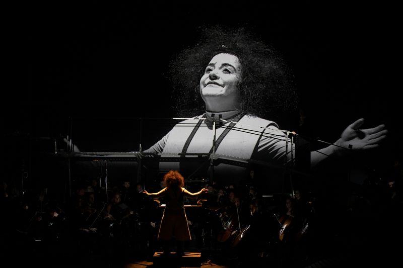 &copy; Reuters. Artista Gabriela Muñoz no palco durante apresentação de orquestra
25/11/2021
Cortesia da Elekin Arts/Marcela Pimienta/Divulgação via REUTERS