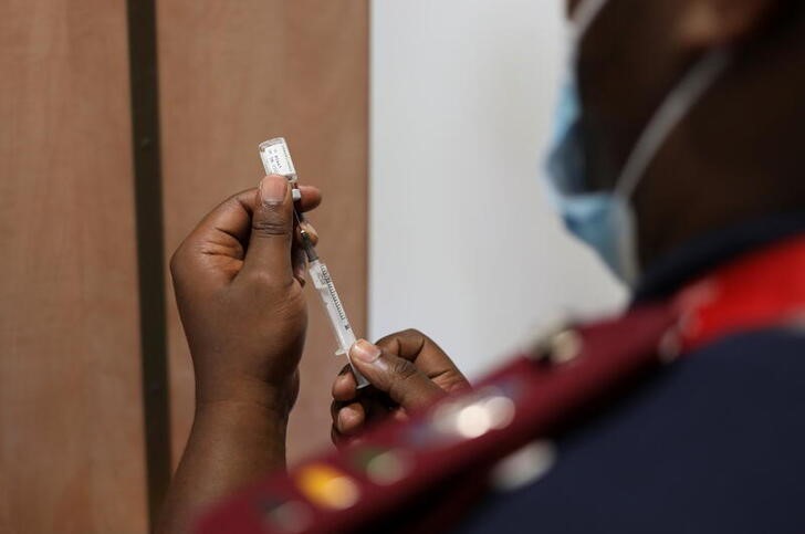 &copy; Reuters. Agente de saúde prepara dose da vacina contra Covid-19 em Dutywa, na África do Sul
29/11/2021 REUTERS/Siphiwe Sibeko