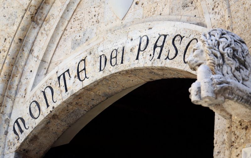 © Reuters. FILE PHOTO: The entrance of the Monte dei Paschi di Siena bank headquarters is seen in downtown Siena, August 16, 2014. REUTERS/Stefano Rellandini