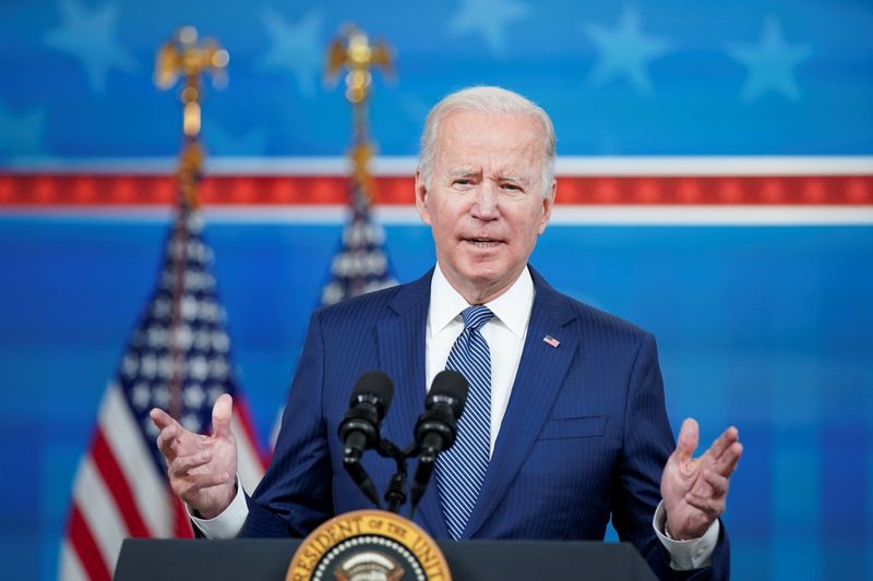 &copy; Reuters. O presidente dos EUA,  Joe Biden, faz pronunciamento na Casa Branca sobre os esforços de sua administração para solucionar problemas de abastecimento durante o fim de ano, Washington, EUA
01/12/2021
REUTERS/Kevin Lamarque