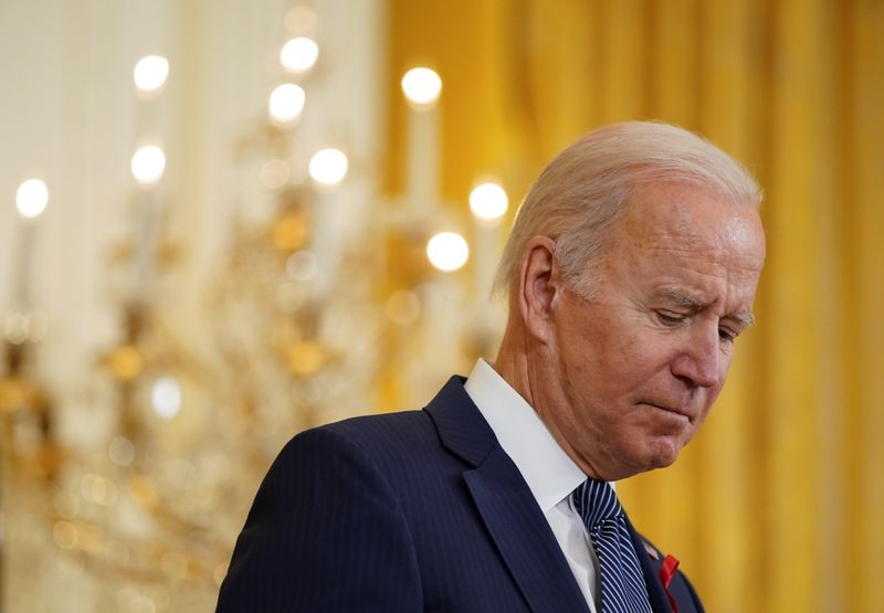 © Reuters. U.S. President Joe Biden pauses while delivering remarks to commemorate World AIDS Day at the White House in Washington, U.S., December 1, 2021. REUTERS/Kevin Lamarque     