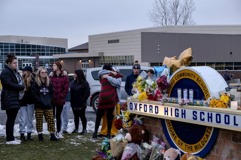 © Reuters. Students pay their respects at a memorial at Oxford High School a day after the year's deadliest U.S. school shooting which killed and injured several people, in Oxford, Michigan, U.S. December 1, 2021. REUTERS/Seth Herald