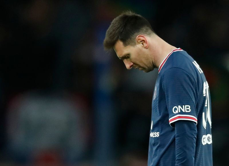 &copy; Reuters. Lionel Messi luce parece abatido después del partido por la Ligue 1 entre Paris St Germain y Niza. Parc des Princes, París, Francia.  1 diciembre 2021. REUTERS/Gonzalo Fuentes