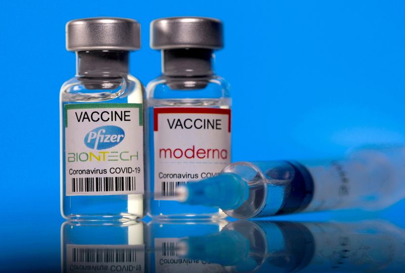 &copy; Reuters. FILE PHOTO: Vials with Pfizer-BioNTech and Moderna coronavirus disease (COVID-19) vaccine labels are seen in this illustration picture taken March 19, 2021. REUTERS/Dado Ruvic/File Photo