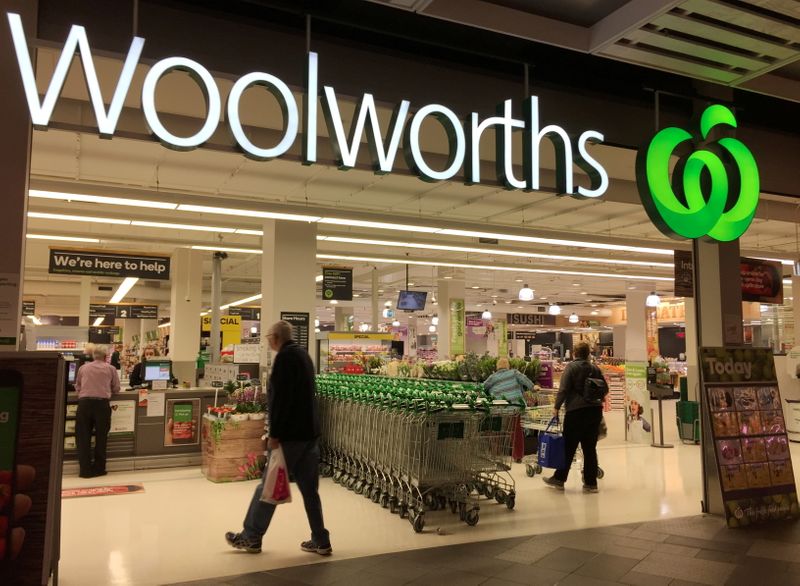 &copy; Reuters. FILE PHOTO: Shoppers walk into a Woolworths supermarket in Sydney, Australia August 22, 2017. REUTERS/Jason Reed