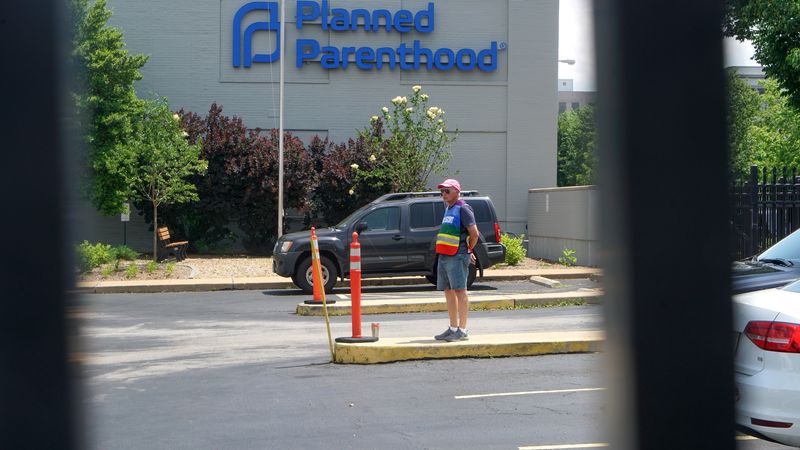 &copy; Reuters. FILE PHOTO: A clinic escort stands outside the Reproductive Health Services of Planned Parenthood St. Louis Region, Missouri's sole abortion clinic, in St. Louis, Missouri, U.S. May 28, 2019.  REUTERS/Lawrence Bryant