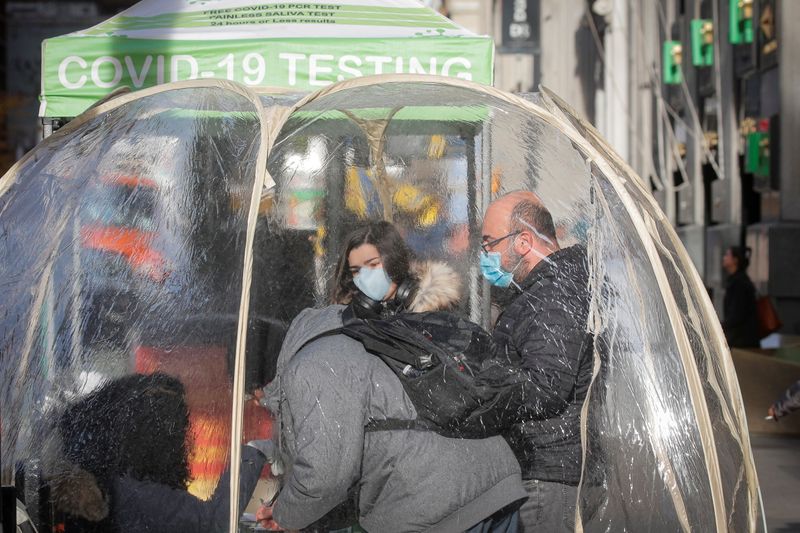 &copy; Reuters. People take coronavirus disease (COVID-19) tests at a pop-up sidewalk testing site in New York, U.S., December 1, 2021.  REUTERS/Brendan McDermid
