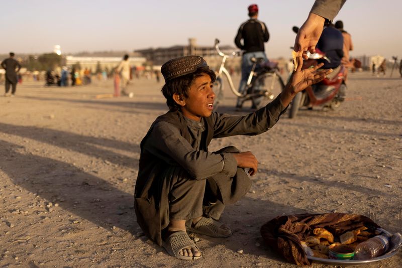 &copy; Reuters. FILE PHOTO: A boy sells food in a park in Kabul, Afghanistan October 22, 2021. REUTERS/Jorge Silva/File Photo