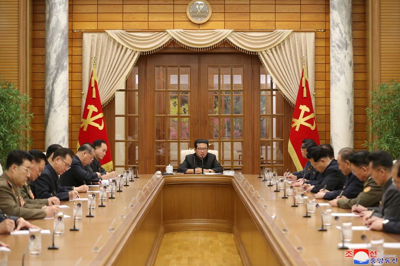 &copy; Reuters. كيم جونج أون زعيم كوريا الشمالية في اجتماع للمكتب السياسي للجنة المركزية لحزب العمال الحاكم في بيونجيانج  يوم الأربعاء. صورة لرويترز من وكا