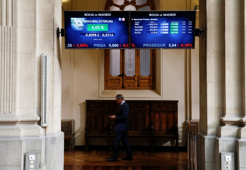 &copy; Reuters. FOTO DE ARCHIVO: Pantallas con datos de cotización en el interior de la Bolsa de Madrid, España, el 24 de junio de 2016. REUTERS/Andrea Comas