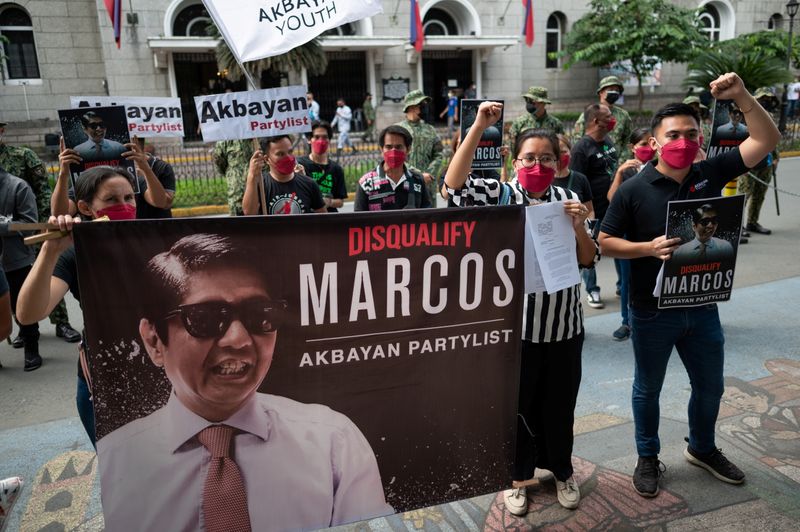 &copy; Reuters. Members of Akbayan Partylist gather outside the Commission on Elections during the filing of a petition for disqualification against late dictator's son Ferdinand “Bongbong” Marcos Jr., who is running for the presidency in the 2022 national elections,