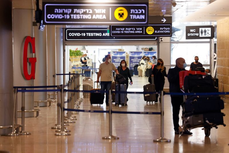 &copy; Reuters. FILE PHOTO: Travellers exit the coronavirus disease (COVID-19) pandemic testing area at Ben Gurion International Airport as Israel imposes new restrictions near Tel Aviv, Israel November 28, 2021. REUTERS/Amir Cohen
