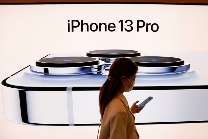 &copy; Reuters. Apple a fait savoir à ses fournisseurs que la demande pour son iPhone 13 faiblissait, a rapporté mercredi l'agence Bloomberg, une information qui entraîne à la baisse les actions des équipementiers européens du géant américain. /Photo prise le 24 