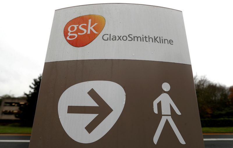 © Reuters. FILE PHOTO: GlaxoSmithKline's (GSK) logo is seen at the pharmaceuticals company's research centre in Stevenage, Britain, November 26, 2019. REUTERS/Peter Nicholls/File Photo