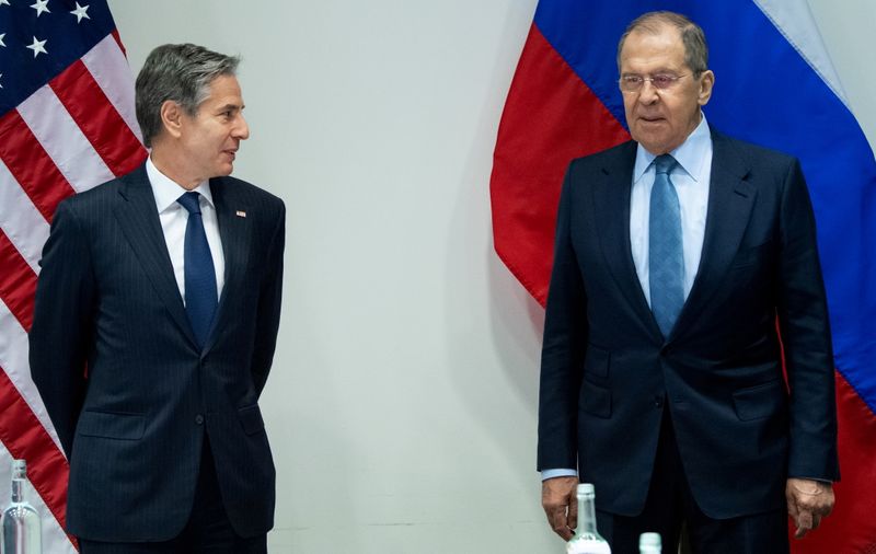 &copy; Reuters. FILE PHOTO: U.S. Secretary of State Antony Blinken poses with Russian Foreign Minister Sergey Lavrov as they arrive for a meeting at the Harpa Concert Hall, on the sidelines of the Arctic Council Ministerial summit, in Reykjavik, Iceland, May 19, 2021. Sa