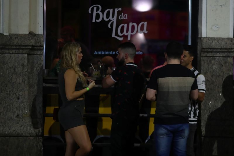 &copy; Reuters. Pessoas se reúnem em bar do Rio de Janeiro em meio à pandemia de Covid-19
13/05/2021 REUTERS/Pilar Olivares